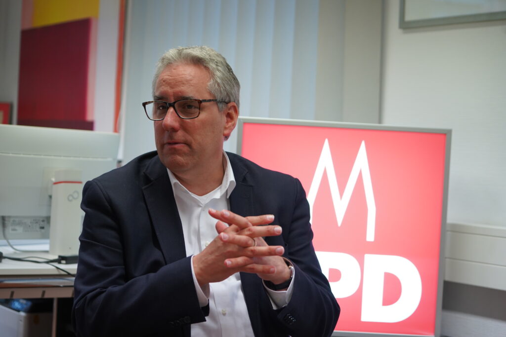 Joisten: Köln’ün acil konut ve idari reformlara ihtiyacı var SPD Köln İl Başkanı Christian Joisten, Deutsch-Türk’e yaptığı açıklamda Köln'deki konut inşaatı ve belediye yönetimini eleştirdi. Joisten, Köln’ün acil konut ve idari reformlara ihtiyacı olduğunu belirtiyor.
