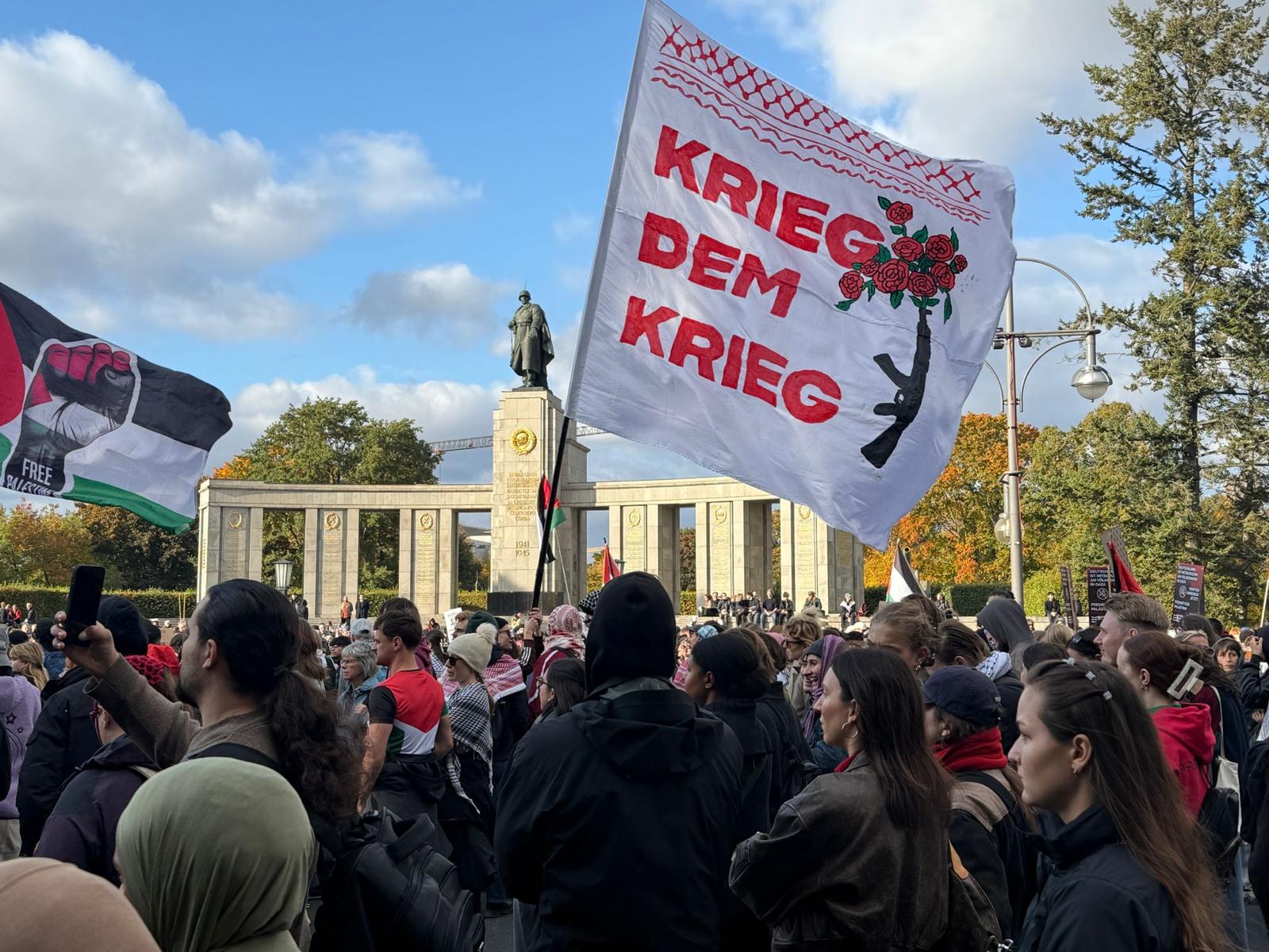 Başkent Berlin’de çok sayıda vatandaş ve sivil toplum kuruluşu toplandı; İsrail’in savaş ve soykırım politikalarını protesto etti.