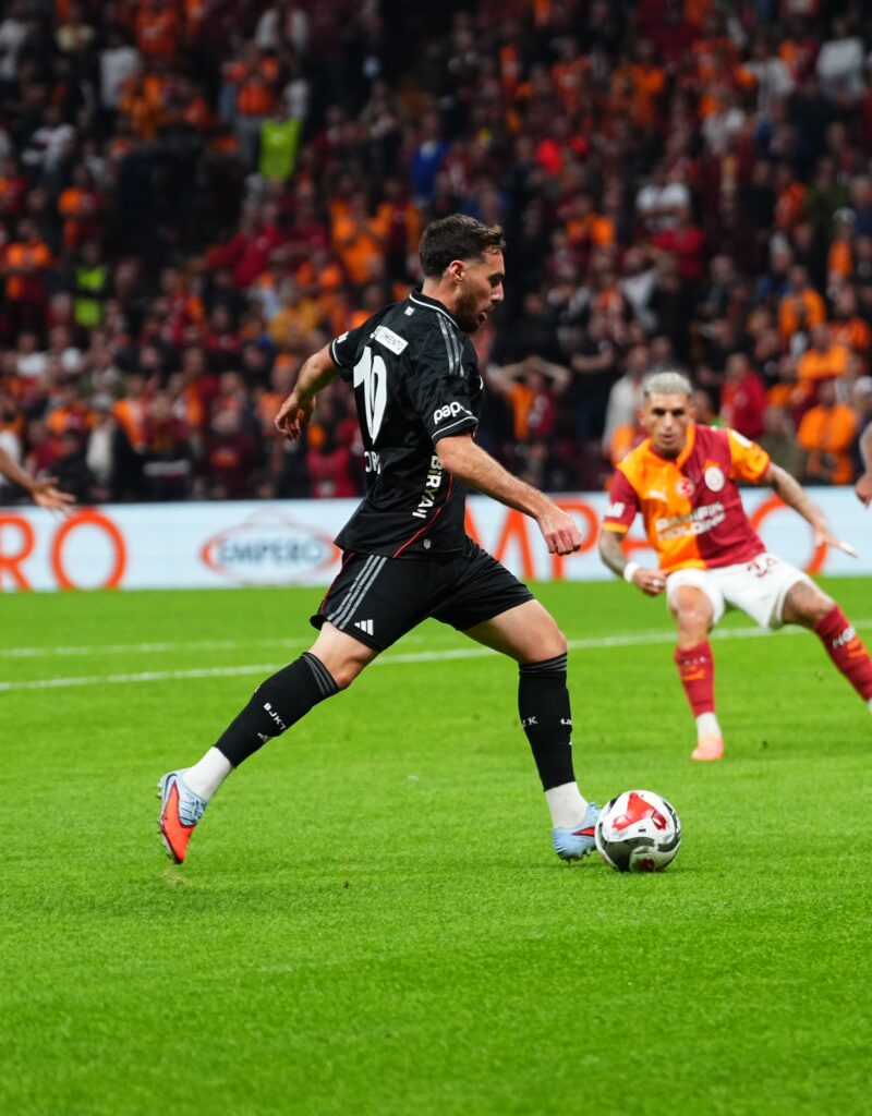 Galatasaray-Beşiktaş derbisinde kazanan çıkmadı: 1-1 Trendyol Süper Lig’in 8. haftasında Rams Park’ta oynanan Galatasaray–Beşiktaş derbisi 1-1’lik skorla tamamlandı.
