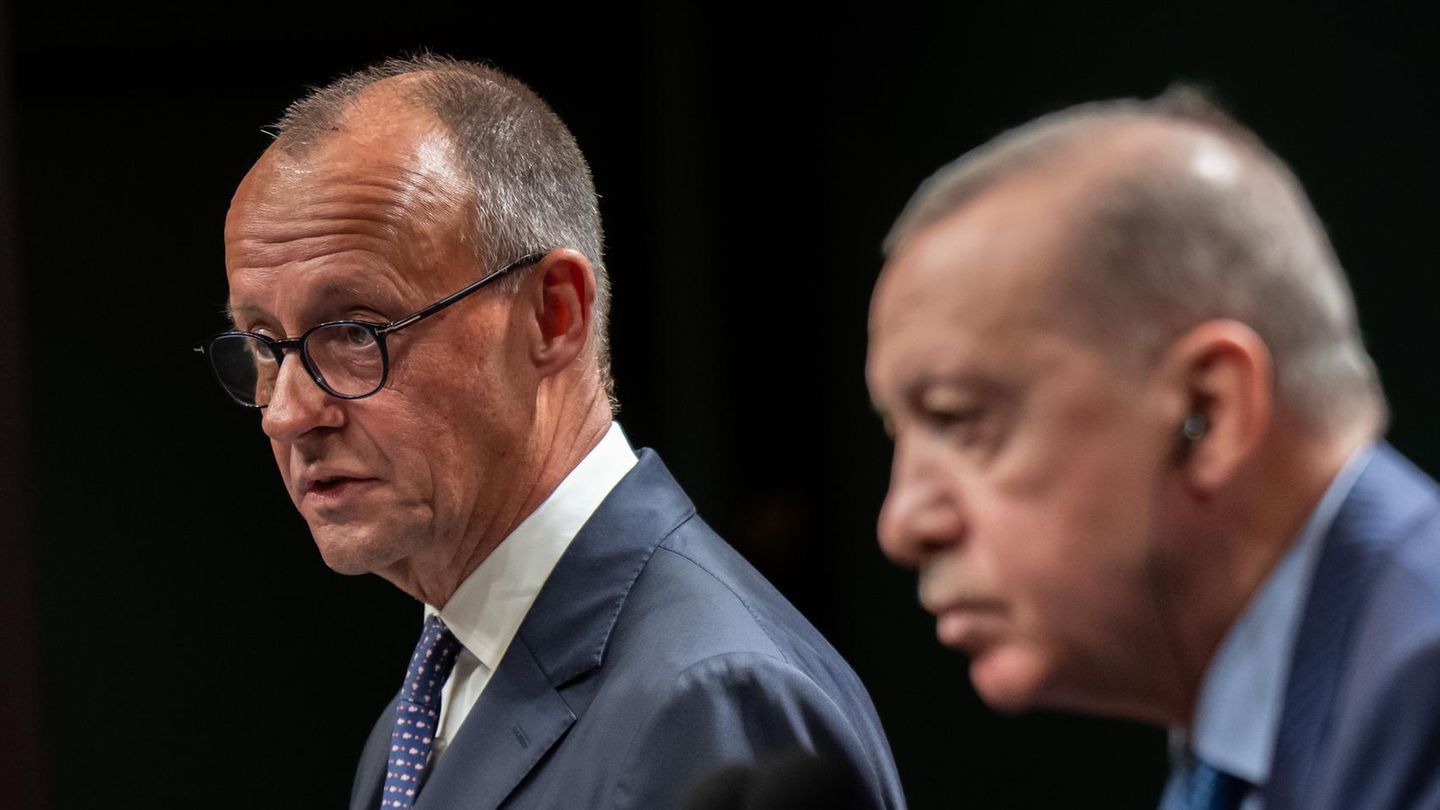 Başbakan Merz, Ankara'da Türkiye Cumhurbaşkanı Recep Tayyip Erdoğan ile görüşmesinin ardından birlikte basın açıklamasında bulundu. CHP'nin tutuklu Cumhurbaşkanı adayı ve İstanbul Büyükşehir Belediyesi (İBB) Başkanı Ekrem İmamoğlu'nun tutukluluğuna dair soruyu yanıtlayan Merz, Türkiye'deki kararların "hukuk devleti ve demokrasiyi yeterince karşılamadığını" söyledi.