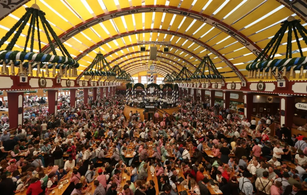Oktoberfest tekrar açılıyor Oktoberfest tekrar açılıyor