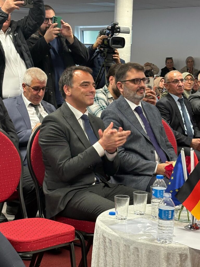 Almanya’nın Voerde kentinin Möllen semtinde, Diyanet İşleri Türk İslam Birliği’ne (DİTİB) bağlı Möllen Yeşil Camii, düzenlenen törenle ibadete açıldı.