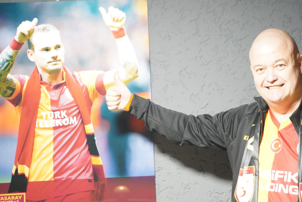 Gelsenkirchen kentinde yaşayan Karsten Beilschmidt, Galatasaray sevgisiyle sosyal medyada büyük bir fenomen hâline geldi. Sarı-kırmızı renklere duyduğu tutku, yıllardır hayatının merkezinde yer alıyor.