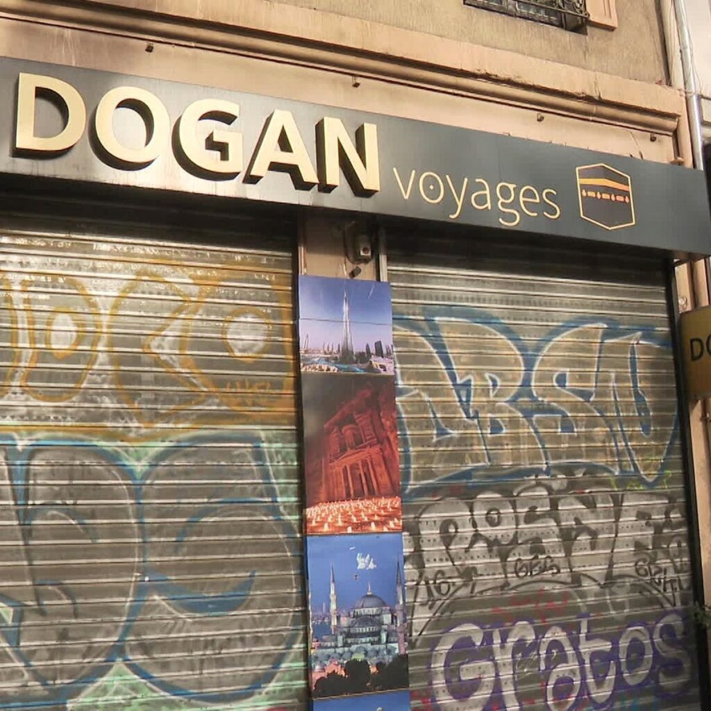 Hac ve umre vaadiyle dolandırıcılık: Topladıkları paralarla ortadan kayboldular! Lyon’da hac ve umre vaadiyle para toplayan Doğan Voyages adlı seyahat acentesi, topladığı paralarla ortadan kayboldu. Telefonlar kapalı, e-postalar cevapsız; yüzlerce mağdur ne yapacağını şaşırmış durumda. Lyon Savcılığı olayla ilgili soruşturma başlattı.