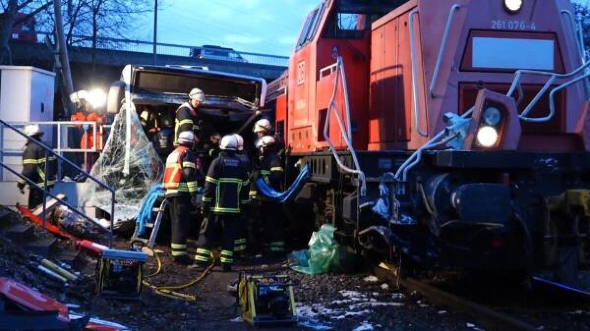 Tren ve yolcu otobüsü çarpıştı