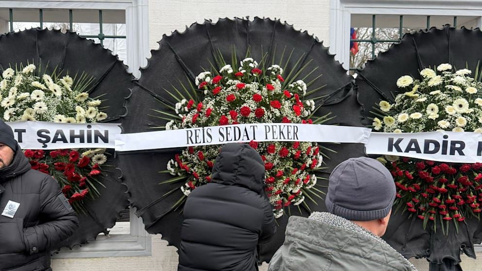 Berlin’de “Kürt Mehmet” lakabıyla tanınan Mehmet Kaplankıran’ın cenazesi, Avrupa’nın dört bir yanından gelen binlerce kişinin katılımıyla gerçekleşti. Şehitlik Camii çevresinde geniş güvenlik önlemleri alınırken, polis olası gerginliklere karşı gün boyu teyakkuzda kaldı.