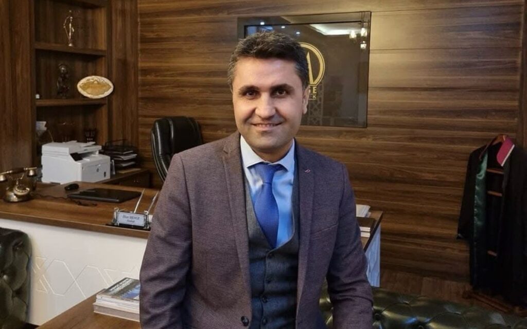 Türkiye’de, birkaç gündür bulunan bir gurbetçiye, geçerli Alman ehliyeti olmasına rağmen ceza kesilmesi tepki çekti. Uygulamanın benzer mağduriyetleri artırabileceği belirtiliyor.