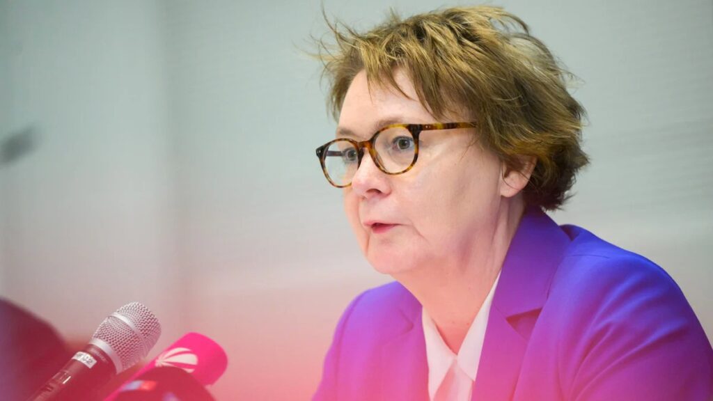 Anayasayı Koruma Teşkilatı: "AfD Aşağı Saksonya Aşırı Radikal Oluşum" Aşağı Saksonya (Niedersachsen) eyaletinde siyasi dengeleri değiştirecek önemli bir gelişme yaşandı. Eyalet Anayasayı Koruma Teşkilatı, Almanya için Alternatif (AfD) partisinin eyalet teşkilatını resmen "tescilli aşırı sağcı bir oluşum" olarak sınıflandırdı. Karar, uzun süredir devam eden incelemelerin ardından İçişleri Bakanlığı tarafından kamuoyuna duyuruldu.