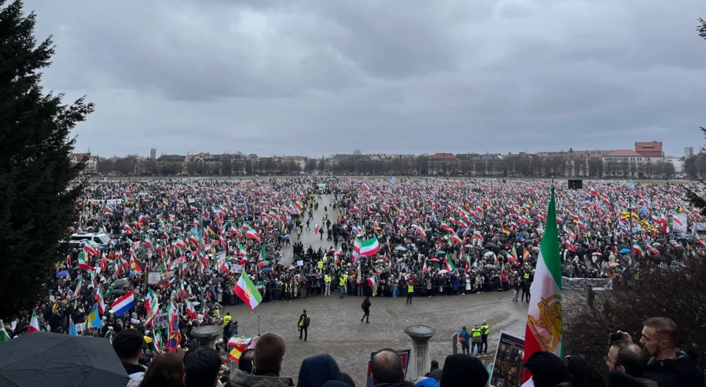 Münih'te protesto: İran için 200 bin kişi toplandı Münih Güvenlik Konferansı sürerken düzenlenen gösteride yaklaşık 200 bin kişi İran'daki siyasi liderliği protesto etmek için Theresienwiese meydanında bir araya geldi.
