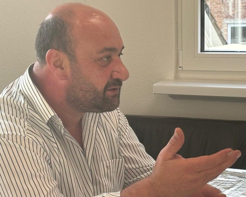 Başkan adayı oldu, hayatı karardı! Mardin'deki oda seçimlerine günler kala FETÖ bağlantısı iddiasıyla hakkında dava açılan ve hapis riski nedeniyle Almanya’ya iltica eden İsmail Tekin, Türkiye'deki hak ihlallerine karşı adalet arıyor.