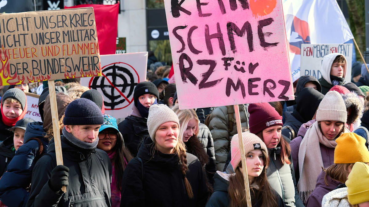 Hamburg askerlik karşıtı gösteri