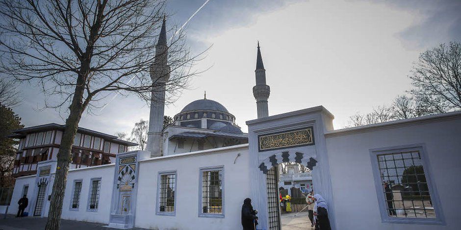 Ramazan ayının sona ermesiyle birlikte Almanya genelinde yaşayan milyonlarca Müslüman, Ramazan Bayramı namazı için sabahın erken saatlerinde camileri doldurdu.