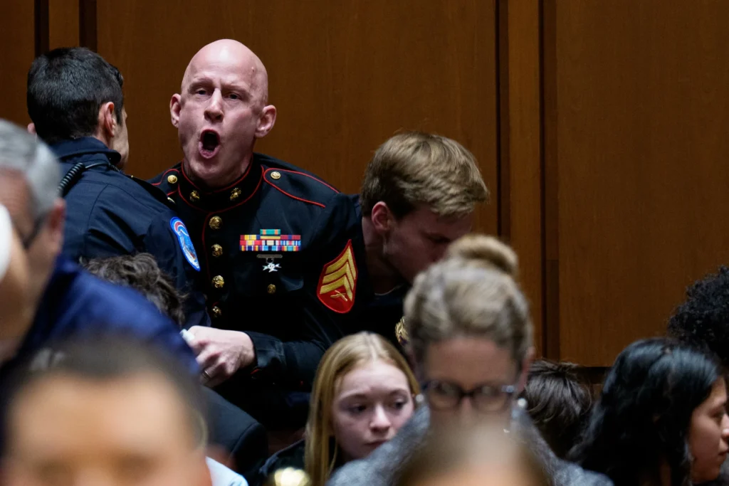 Brian McGinnis ABD Senatosu Protesto
