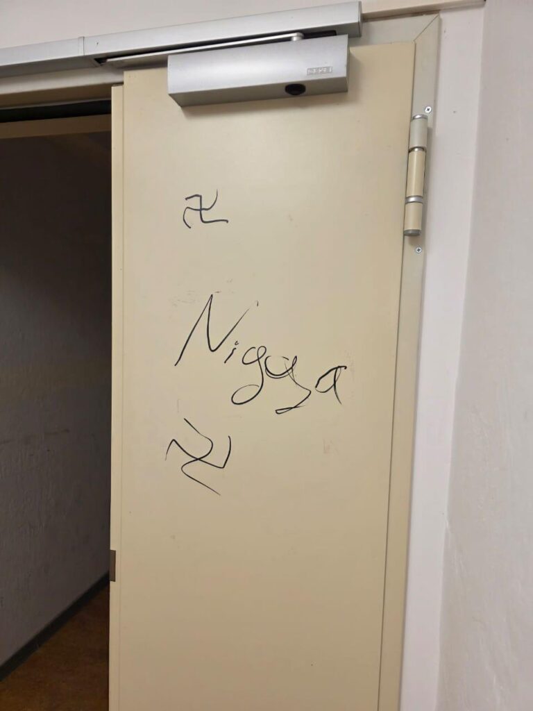 Dessau'da Nazi sembolleri ile tehdit! Saksonya-Anhalt eyaletinde yabancı öğrencilerin ikamet ettiği bir apartmanda ortaya çıkan aşırı sağcı semboller, Türk öğrencileri ve kiracıları korkutuyor.