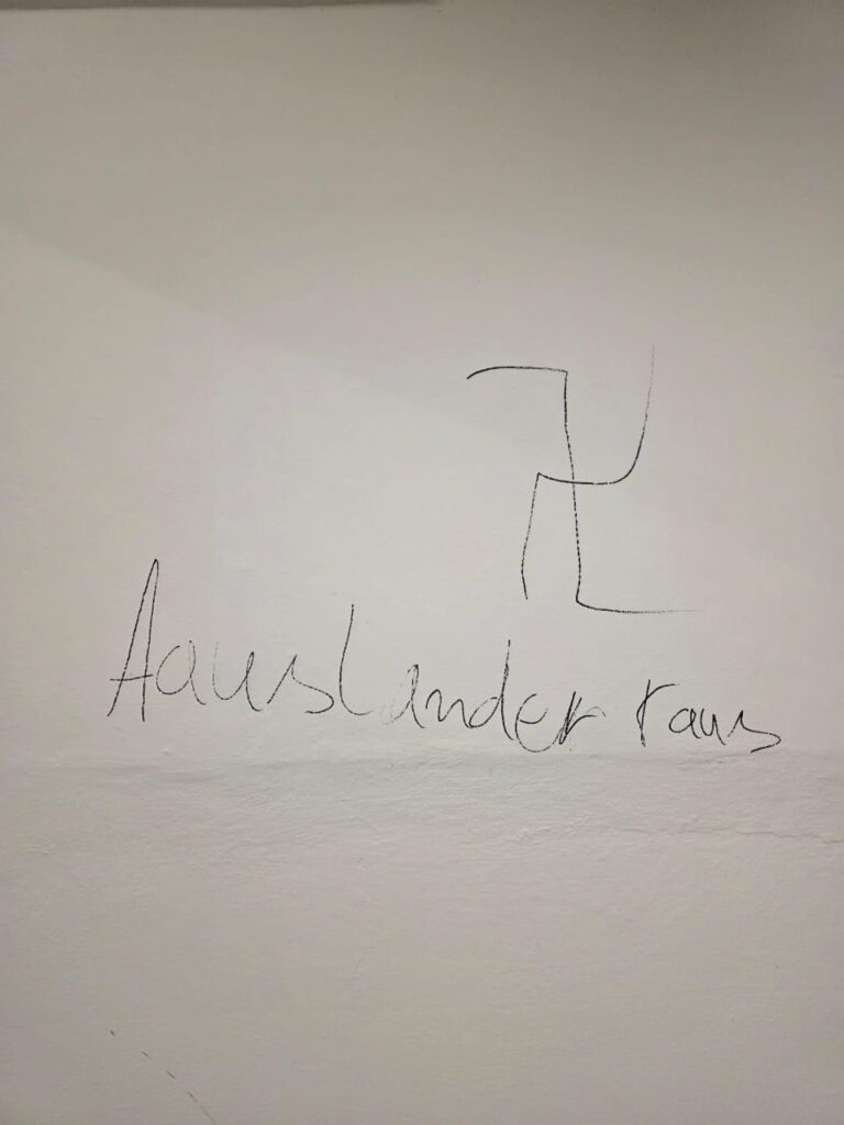 Dessau'da Nazi sembolleri ile tehdit! Saksonya-Anhalt eyaletinde yabancı öğrencilerin ikamet ettiği bir apartmanda ortaya çıkan aşırı sağcı semboller, Türk öğrencileri ve kiracıları korkutuyor.