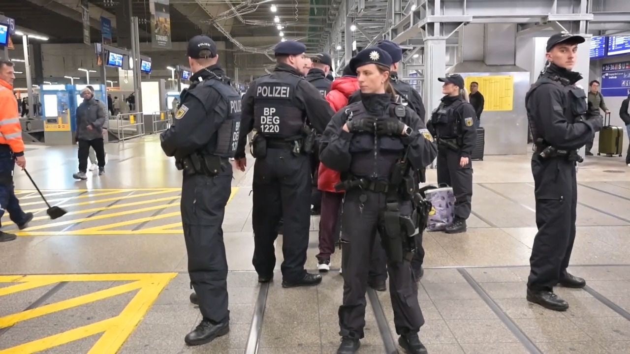 Thüringen polisi binlerce görevliyle Erfurt'taki AfD kurultayına ve on binlerce kişinin katılması beklenen kitlesel protestolara hazırlanıyor.