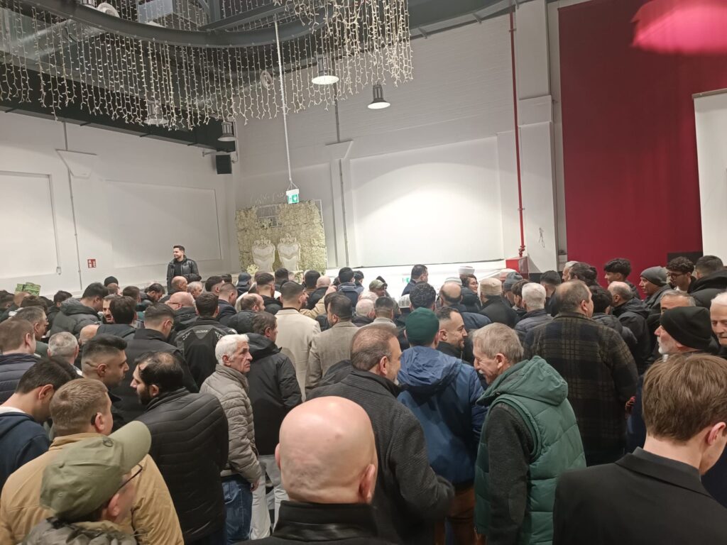 Ramazan ayının sona ermesiyle birlikte Almanya genelinde yaşayan milyonlarca Müslüman, Ramazan Bayramı namazı için sabahın erken saatlerinde camileri doldurdu.