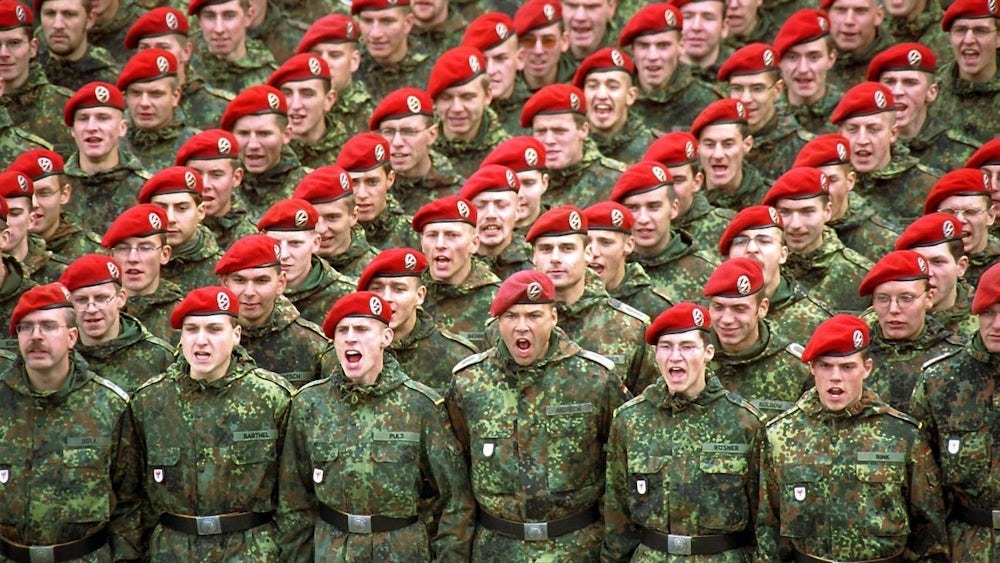 Savunma Bakanlığı, zorunlu askerlik tartışmaları gölgesinde genç erkeklerin uzun süreli yurt dışı kalışlarını izne tabi tutan yasal değişikliği teyit etti. Aralık 2025’te yasalaşan ve yılbaşından beri yürürlükte olan düzenleme, "hareket özgürlüğü" tartışmalarını da beraberinde getirdi.