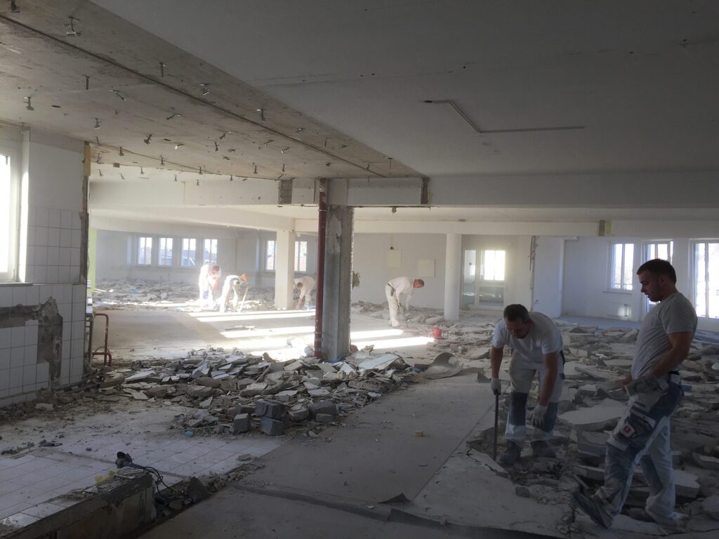 Almanya genelinde konut stokunun büyük bir kısmı yaşlı binalardan oluşuyor. Modern enerji standartlarına uyum zorunluluğu ve bekleyen tadilatlar nedeniyle, piyasada el değiştiren eski daire (Altbauwohnung) sayısında patlama yaşanıyor. Peki, bu binalar bir fırsat mı yoksa sonu gelmez bir masraf kapısı mı?