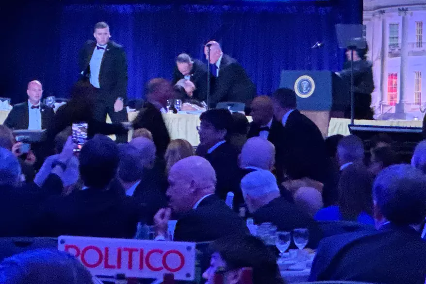 Washington’da düzenlenen Beyaz Saray Muhabirler Derneği Yemeği sırasında silah sesleri duyuldu. Başkan Donald Trump güvenlik ekipleri tarafından salondan çıkarıldı.