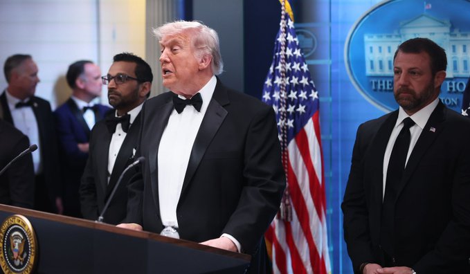 Washington’da düzenlenen Beyaz Saray Muhabirler Derneği Yemeği sırasında silah sesleri duyuldu. Başkan Donald Trump güvenlik ekipleri tarafından salondan çıkarıldı.