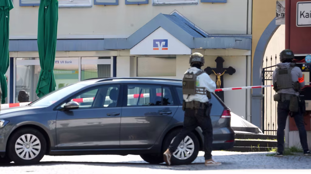 Rheinland-Pfalz eyaletine bağlı Sinzig kentinde bir banka şubesinde yaşanan rehine dramı, özel harekat ekiplerinin müdahalesiyle son buldu. İki kişi kurtarılırken, kaçan saldırganlar için geniş çaplı insan avı başlatıldı.