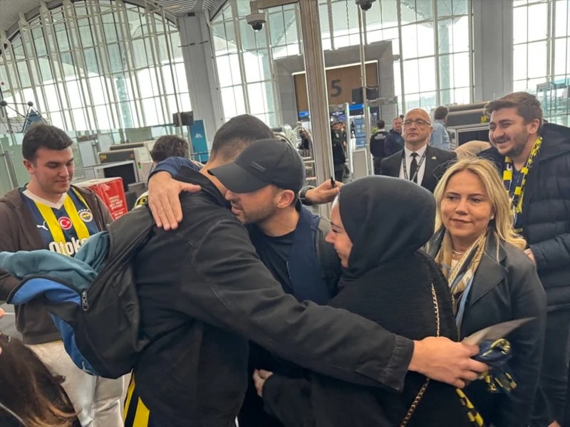 Fenerbahçe ile yolları ayrılan Domenico Tedesco, Türkiye’den omuzlarda uğurlanıp Almanya’da yine yüzlerce taraftarca karşılanarak dünya futbol tarihinde eşine az rastlanır bir ilke imza attı.