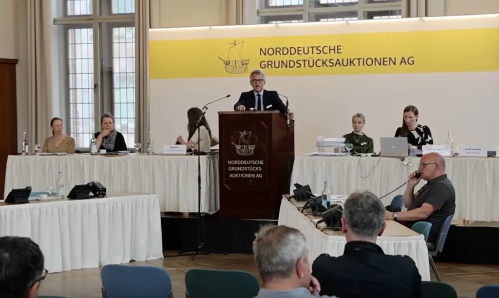Rügen yakınlarındaki eski askeri istasyon Ostervilm açık artırmada 60 bin euroya satıldı. Adanın yeni sahibi alanı etkinlik merkezine dönüştürecek.