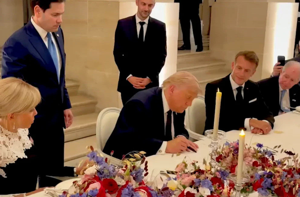 G7 zirvesinin ardından Versay Sarayı'nda imzalanan mutabakat metni ile birlikte Hürmüz Boğazı açılıyor ve deniz ablukası derhal kalkıyor.