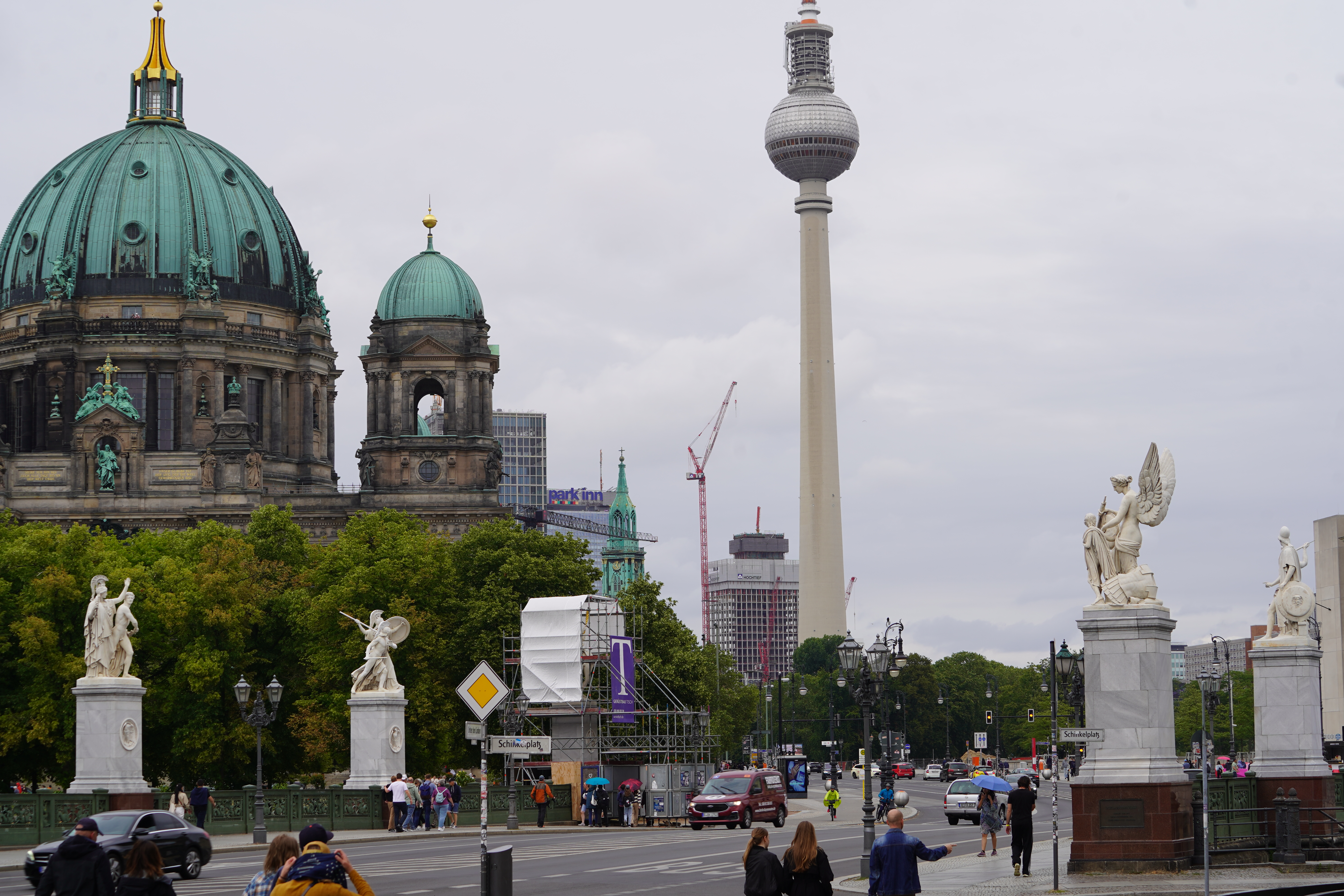 Berlin'de konut krizi derinleşirken, lüks semt Grünewald ile doğu ilçesi Marzahn arasındaki kira farkı uçurumu gözler önüne seriyor.