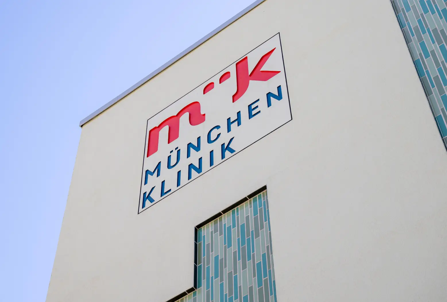 Bavyera'da etkili olan aşırı sıcaklar Münih'teki kliniklerde yatan hastaları ve yakınlarını isyan ettirdi, odalarda klima olmaması tepki çekti.