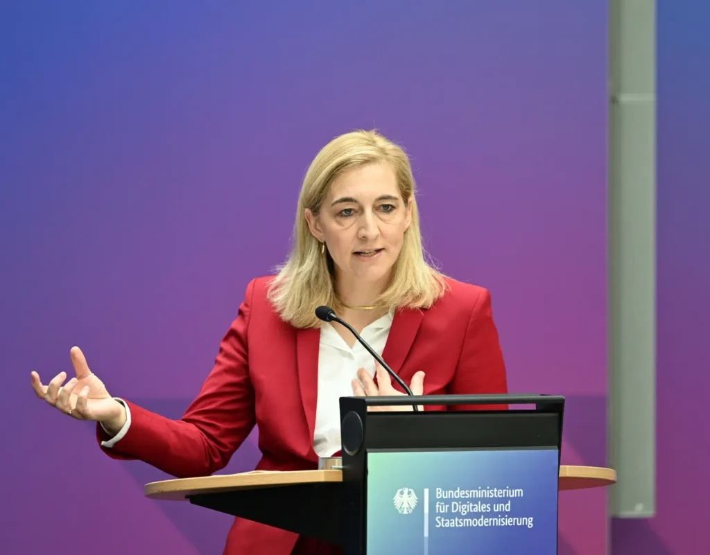 E-Devlet dönemi için geri sayım! Federal hükümetin kabul ettiği yeni yasa paketiyle dijitalleşme hız kazanıyor, kağıt işleri azalıyor ve günlük hayatta birçok bürokratik engel tarih oluyor.