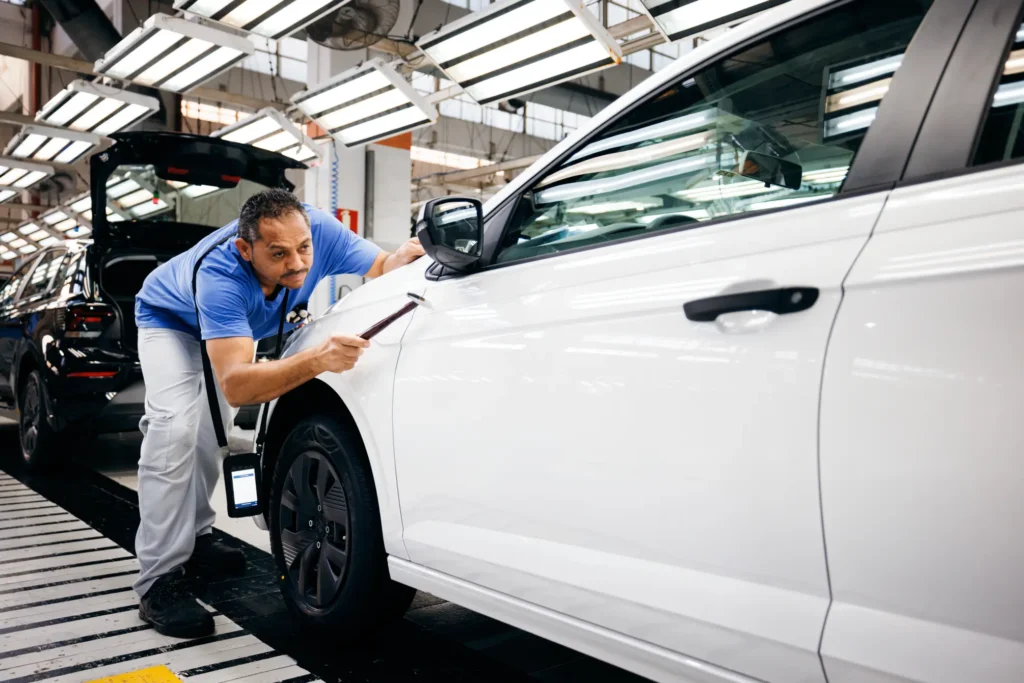 Otomotiv devi Volkswagen'in Üst Yöneticisi Blume, şirkette planlanan tenkisat dalgasına ilişkin sessizliğini bozarak küresel çapta kaç istihdamın tehlikede olduğunu ilk kez açıkladı.