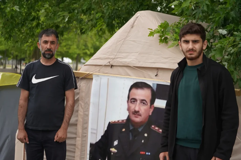 Berlin'de 20 gündür süren açlık grevi! Berlin'de Başbakanlık binasının karşısına kurulan çadırlarda 20 gündür açlık grevi yapan Azerbaycan kökenli eylemciler, Bakü'deki siyasi tutukluların serbest bırakılmasını talep ediyor.